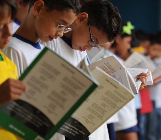 Professores têm até segunda para escolher livros da educação infantil