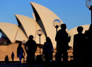 Variante Delta obriga Sydney a montar tendas de emergência