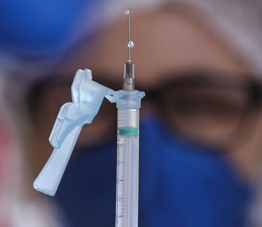 Covid-19: terceira dose da vacina será aplicada a partir de setembro