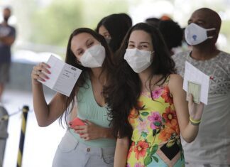 A capital Baiana segue com a vacinação de adolescentes de 16 e 17 anos neste sábado