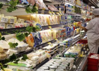 FGV: confiança do consumidor volta a subir após dois meses em queda