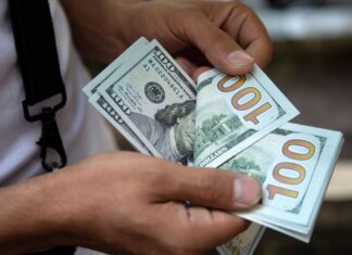 Dólar tem maior queda em três semanas e fecha abaixo de R$ 5,40