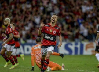 Brasileiro: Flamengo vence Atlético e mantém sonho pelo título