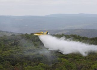 12 aeronaves e um helicóptero auxiliam no combate aos incêndios florestais no interior baiano