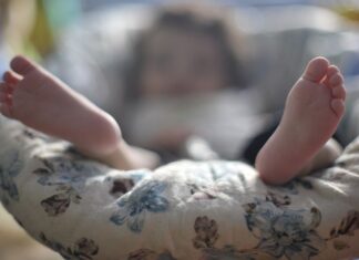 Pandemia teve impactos diretos para bebês e crianças, diz estudo