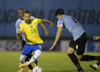 Seleção enfrenta Uruguai buscando virtual classificação para Copa