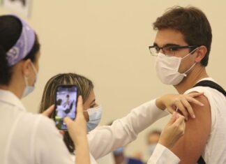 Covid: público de 18 a 60 anos deve receber uma dose vacinal em 2022