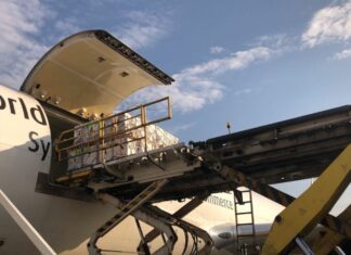 Pfizer remaneja voo com vacinas por questões logísticas