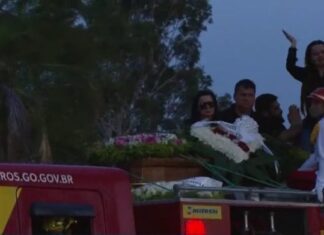 Corpo de Marília Mendonça chega ao cemitério