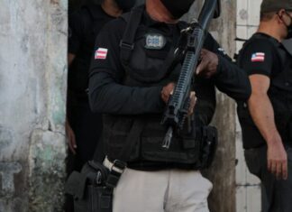 Preso homem que atacou vizinho com golpes de faca em Simões Filho