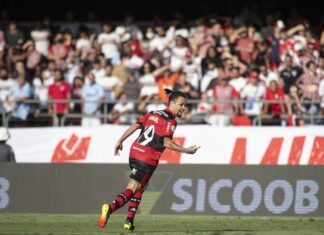 Flamengo passeia no Morumbi e goleia São Paulo por 4 a 0 no Brasileiro