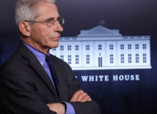 Reforço específico contra Ômicron não é necessário agora, diz Fauci