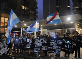 Marcha fúnebre percorre Buenos Aires para lembrar assassinato do procurador Nisman