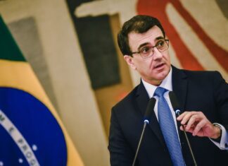 Liderança do Brasil em vacinas beneficiará vizinhos, diz ministro