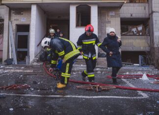 Sem avançar por terra, Rússia bombardeia cidades ucranianas