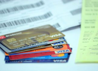 Total de famílias com contas atrasadas é o maior em 12 anos, diz CNC