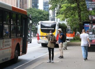 Covid-19: Brasil registra 29,48 milhões de casos e 656 mil mortes