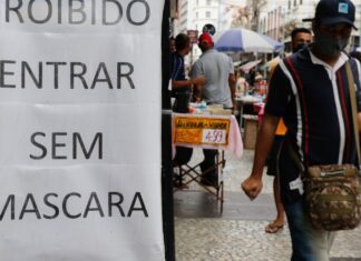 Em dois anos, variantes e vacinas moldaram fases da pandemia do Covid-19