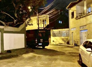 Assaltantes batem carro e fazem dois reféns em Lauro de Freitas