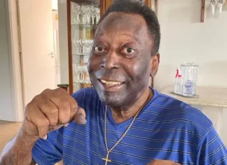 Pelé volta a ser internado para seguir tratamento de tumor