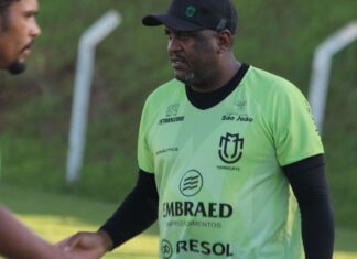 Ex-segurança, treinador quer surpreender Coritiba na final paranaense