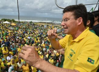 João Roma participa de ato em defesa da liberdade e Constituição