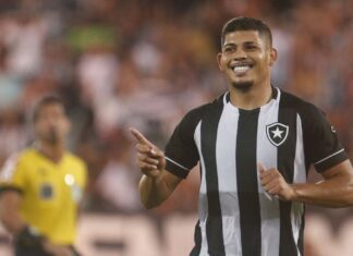 Botafogo vence lanterna Fortaleza no fim e entra no G6 do Brasileiro