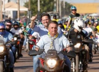Ao lado de Roma, Bolsonaro participa de motociata em Feira de Santana