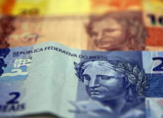 Beneficiários com NIS final 8 recebem hoje Auxílio Brasil