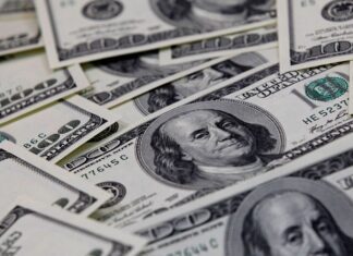 Dólar cai para R$ 5,07 e fecha no menor nível em dois meses