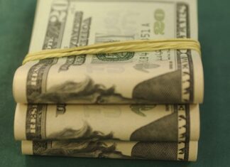 Dólar cai para R$ 5,14 com inflação no Brasil e alívio externo