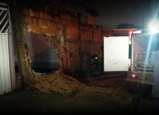 Motorista é linchado após perder controle de carro, derrubar muro e matar idosa em Itamaraju