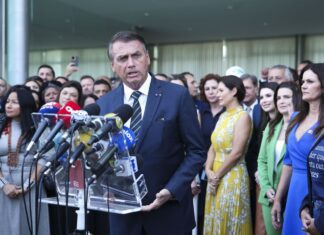 Bolsonaro recebe apoio de deputados reeleitos no Palácio da Alvorada