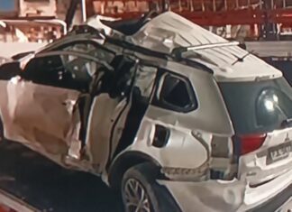 Carro fica completamente destruído após bater em poste na avenida Garibaldi