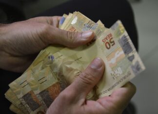 Beneficiários com NIS final 2 recebem hoje Auxílio Brasil