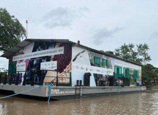 Comunidade do Amapá recebe laboratório-escola flutuante