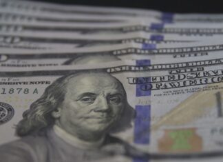 Dólar tem leve alta e sobe para R$ 5,30 após decisões do STF