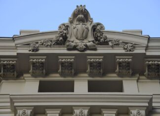 Jovens artistas se apresentam na entrada do Theatro Municipal do Rio