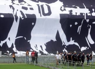 Corpo do Rei Pelé começa a ser velado na Vila Belmiro