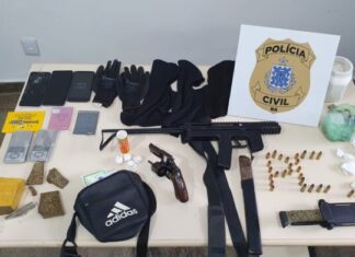 Submetralhadora, pistola e drogas são encontradas em casa de suspeito de homicídio em Brumado