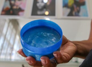 Relatos de cegueira levam Anvisa a proibir venda de pomadas capilares