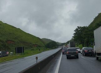 Queda de barreira provoca interdição na Via Dutra, no Rio