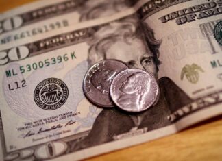 Dólar cai para R$ 5,17 à espera de dados sobre inflação americana