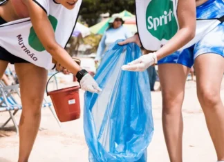 Dia de mutirão de limpeza na praia de Cantagalo em Salvador