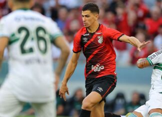 Athletico-PR e Coritiba empatam em clássico marcado por confusão