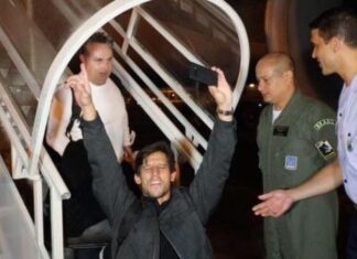 Avião da FAB chega com brasileiros e turcos sobreviventes do terremoto