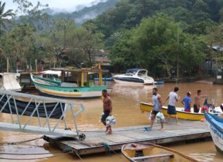 Moradores de São Sebastião estão sem água potável há quatro dias