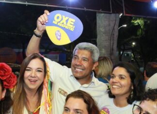 Jerônimo participa da saída do bloco Olodum, no Pelourinho, nesta sexta-feira (17)