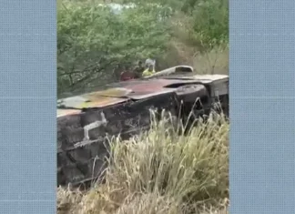 Duas pessoas morrem e nove ficam feridas após ônibus tombar no interior da Bahia