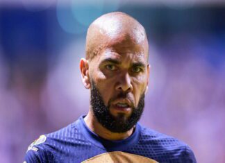 Daniel Alves cria torneio de futebol em presídio, diz agência espanhola